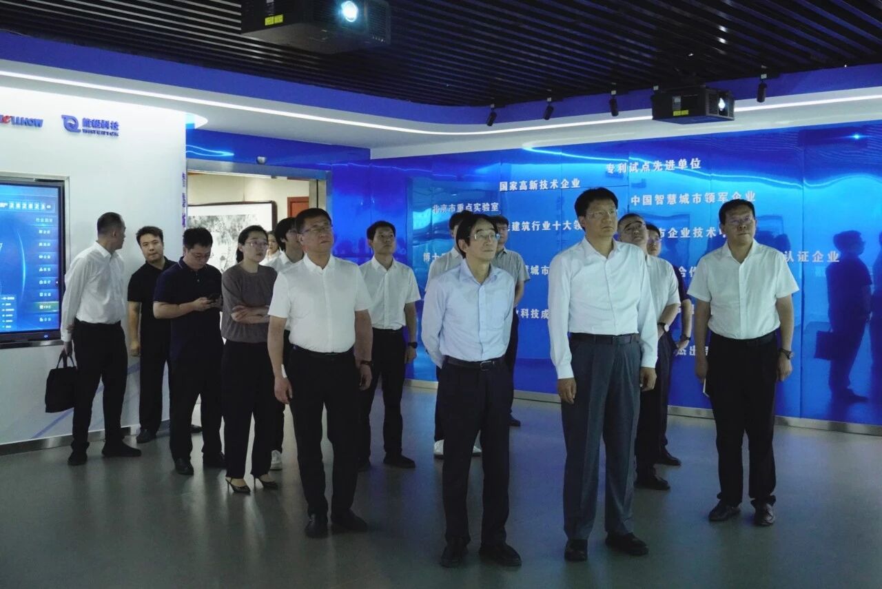南昌市委副书记、市长高世文调研瓦力游戏科技—以AI赋能韧性城市建设情况